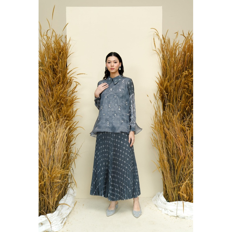 Pandai Sikek Blouse with Embellishment Savarna by Wearing Klamby