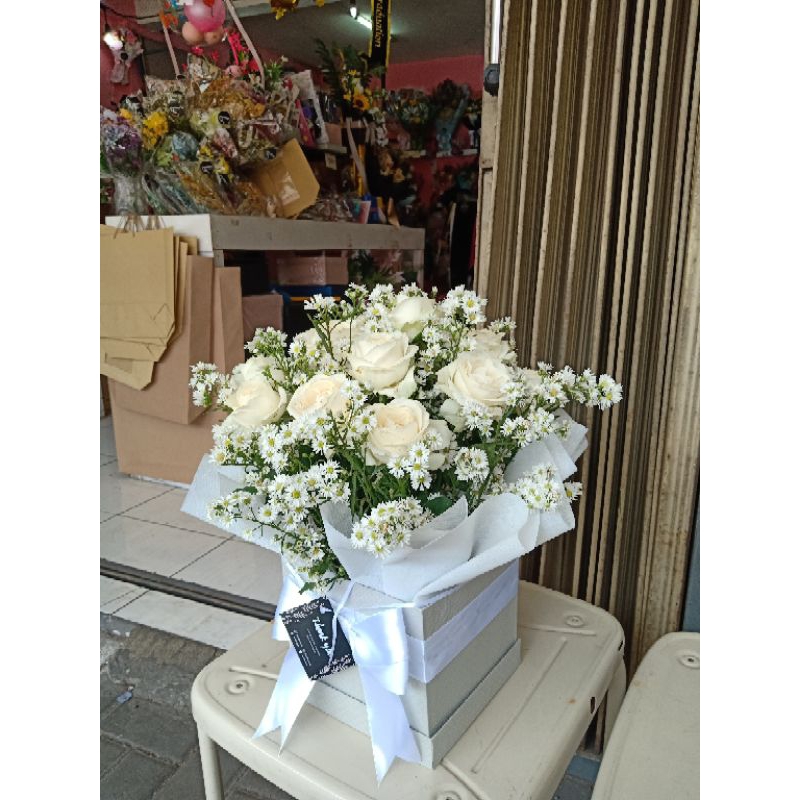 

bloom box mawar isi 12pcs ukuran kotak 17x17x15cm
