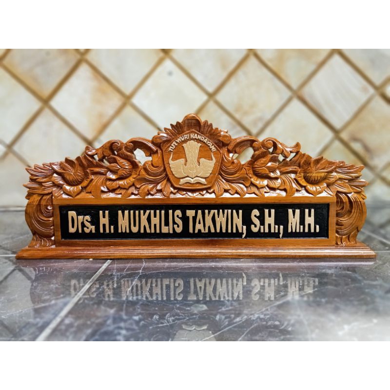 

Papan Nama Jabatan Meja Kantor Ukir Kayu Jati Custom Logo Tutwuri
