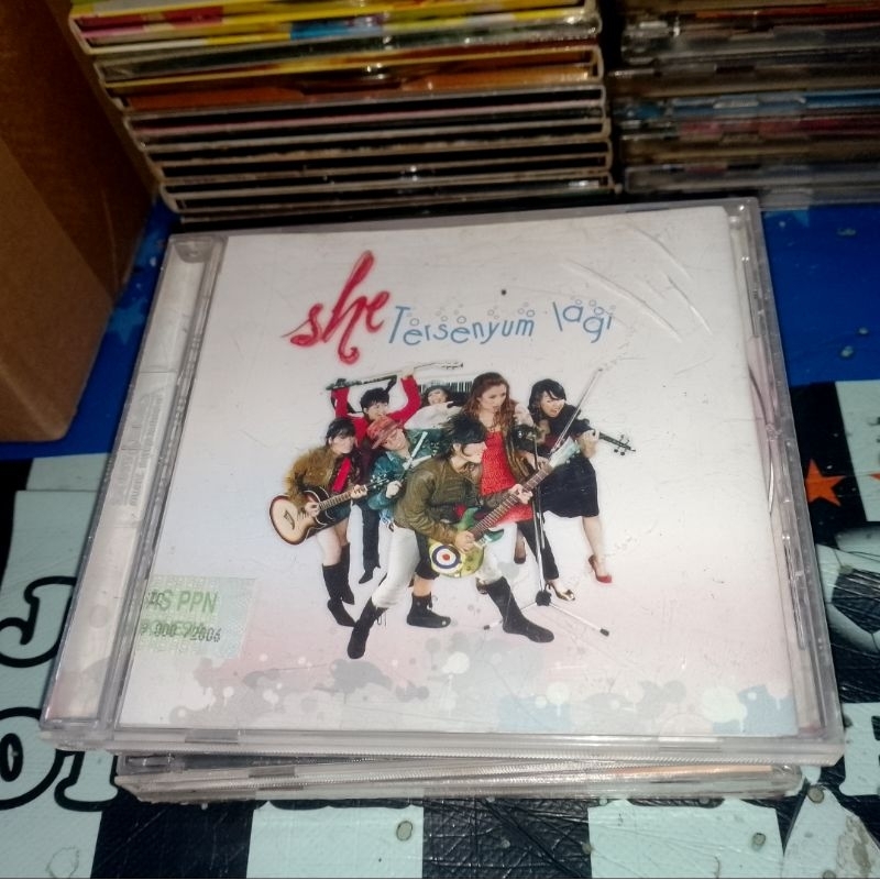 CD musik:She-tersenyum lagi