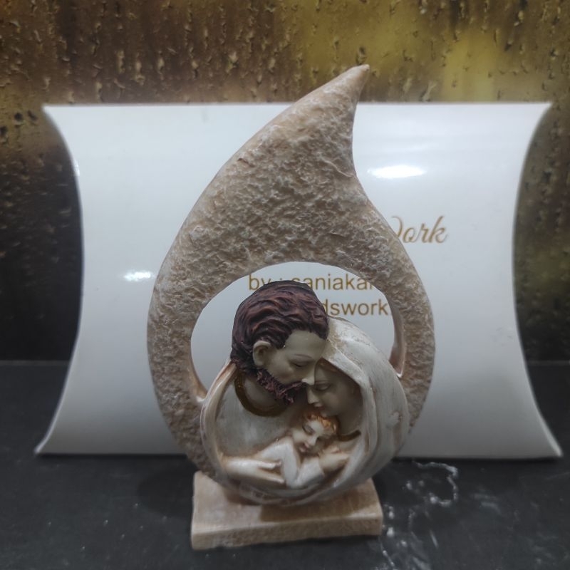 Patung Keluarga Kudus Daun