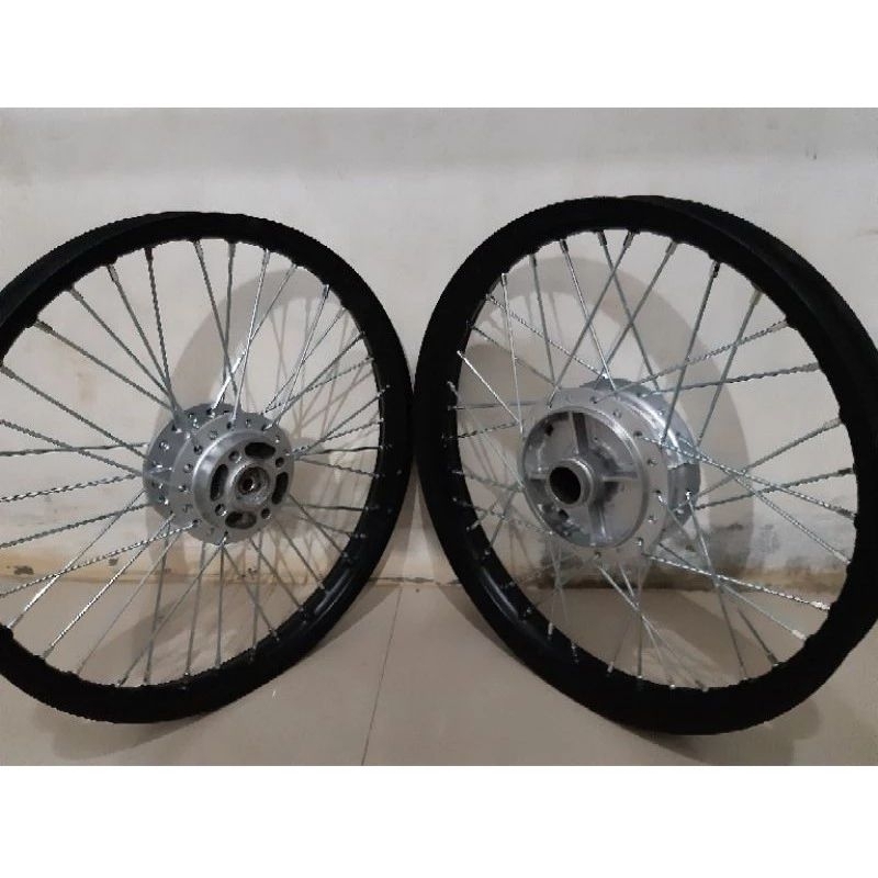 Velg set depan belakang Suzuki smash titan