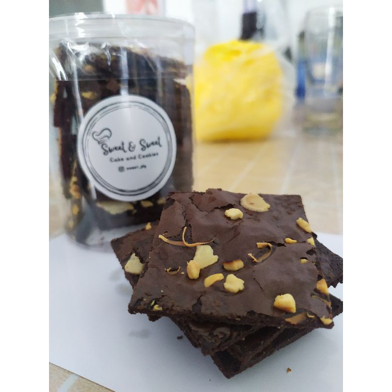 

Brownies Chip | Keripik Brownies Per Toples Ukuran 500ml