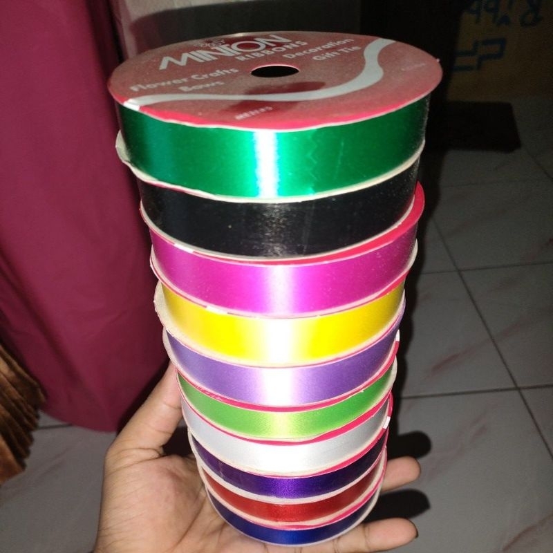 

pita kado minton dan ribbon acak.