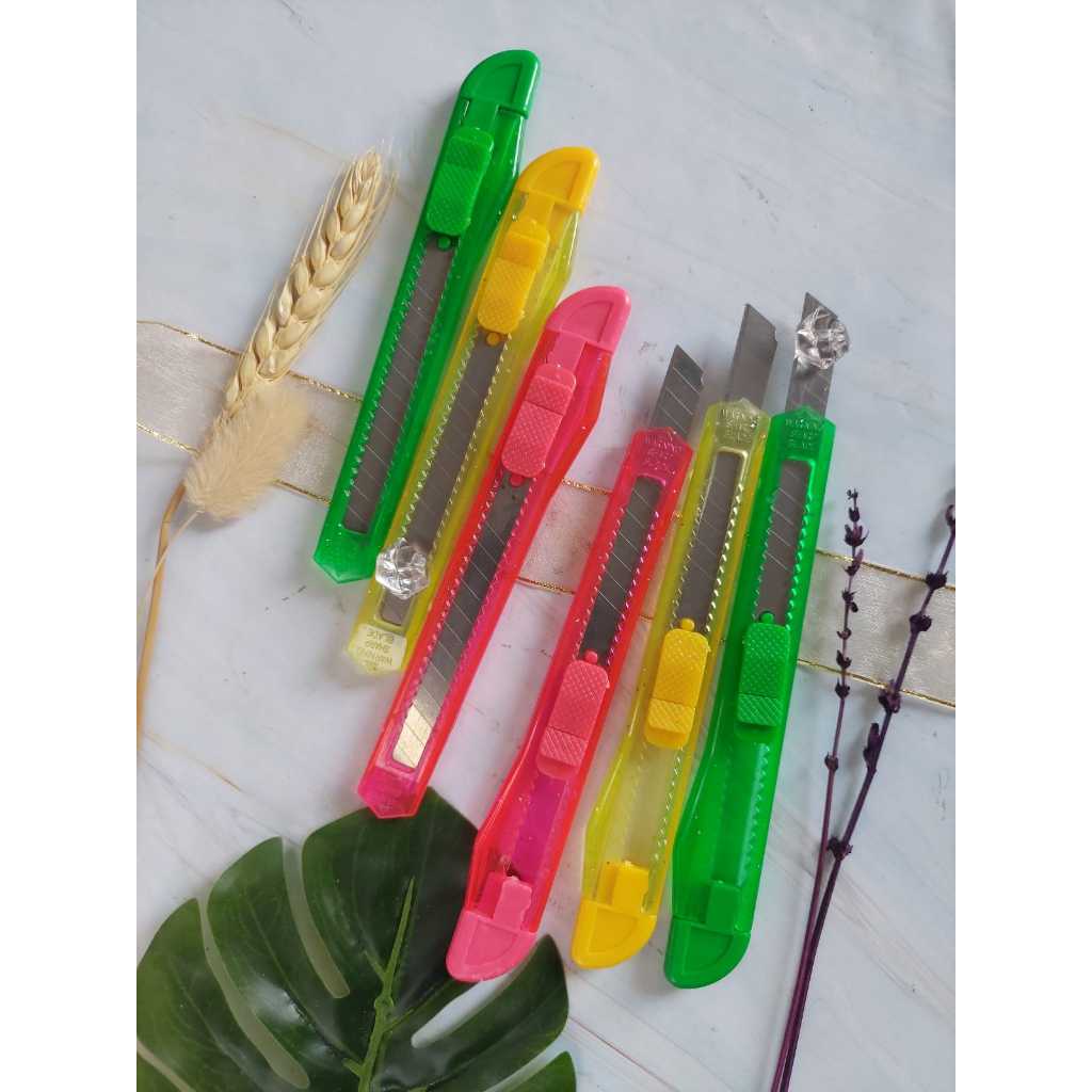 

CUTTER KECIL PEMOTONG KERTAS PISAU KECIL SILET KECIL ALAT POTONG KATER CUTER TAJAM WARNA TRANSPARAN