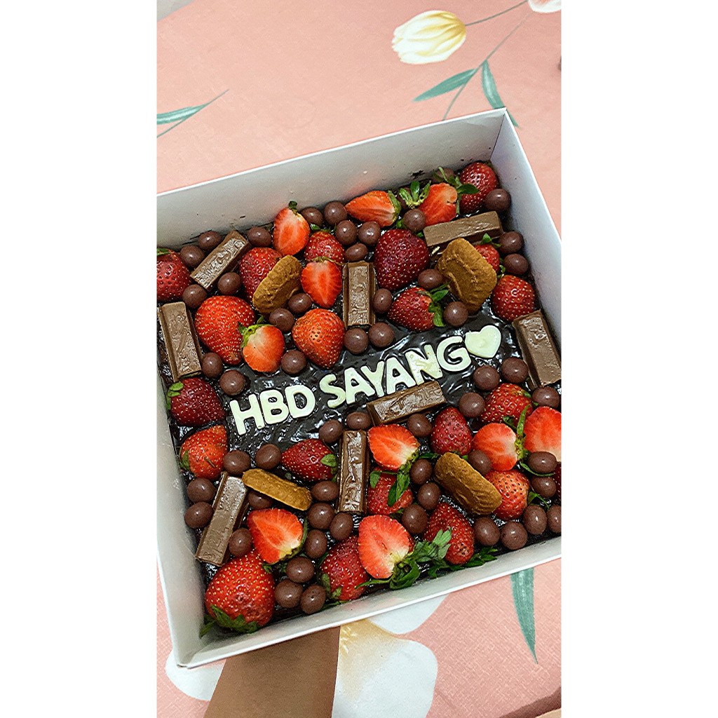 

Glamorous Brownies Full Topping by Brownies Bella II New Year Hampers
