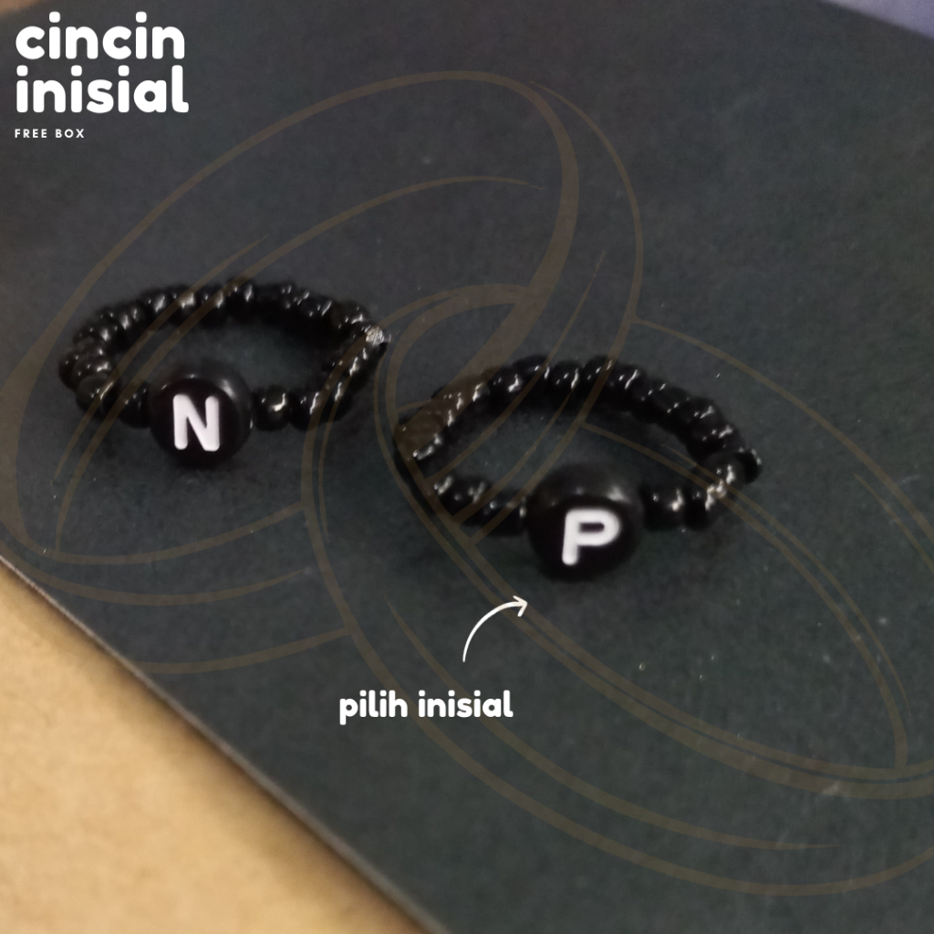 Cincin Inisial Manik Hitam