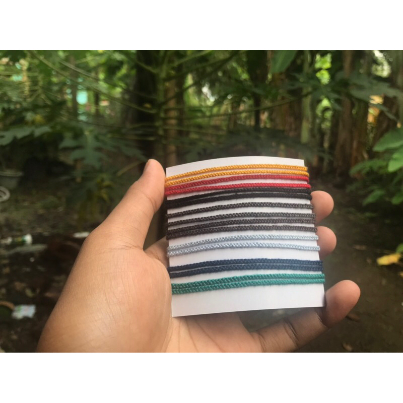 Gelang tali kepang dari benang