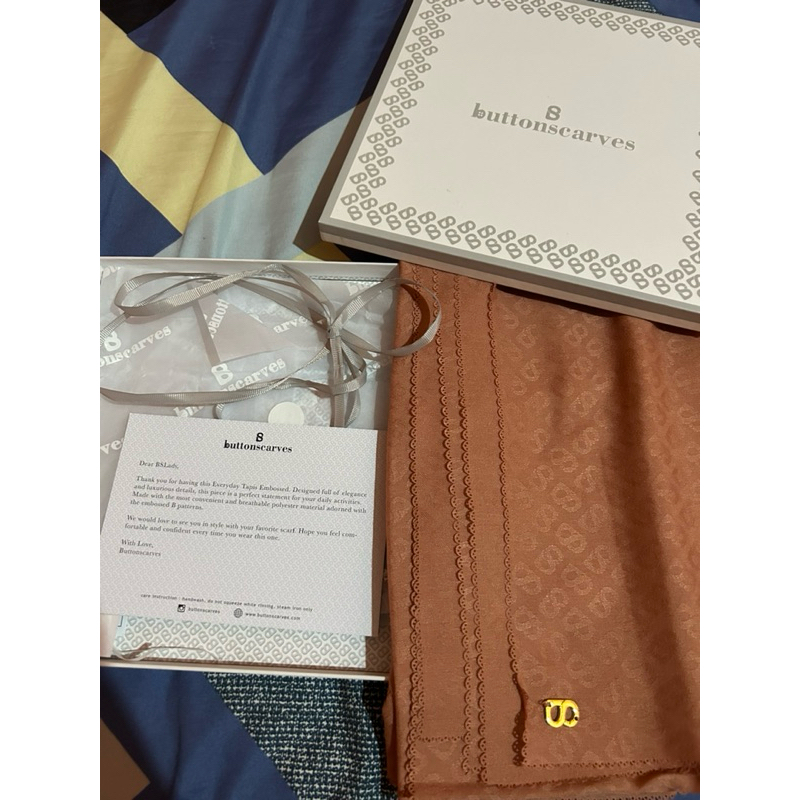 CO buttonscarves preloved tapis embossed cantaloupe