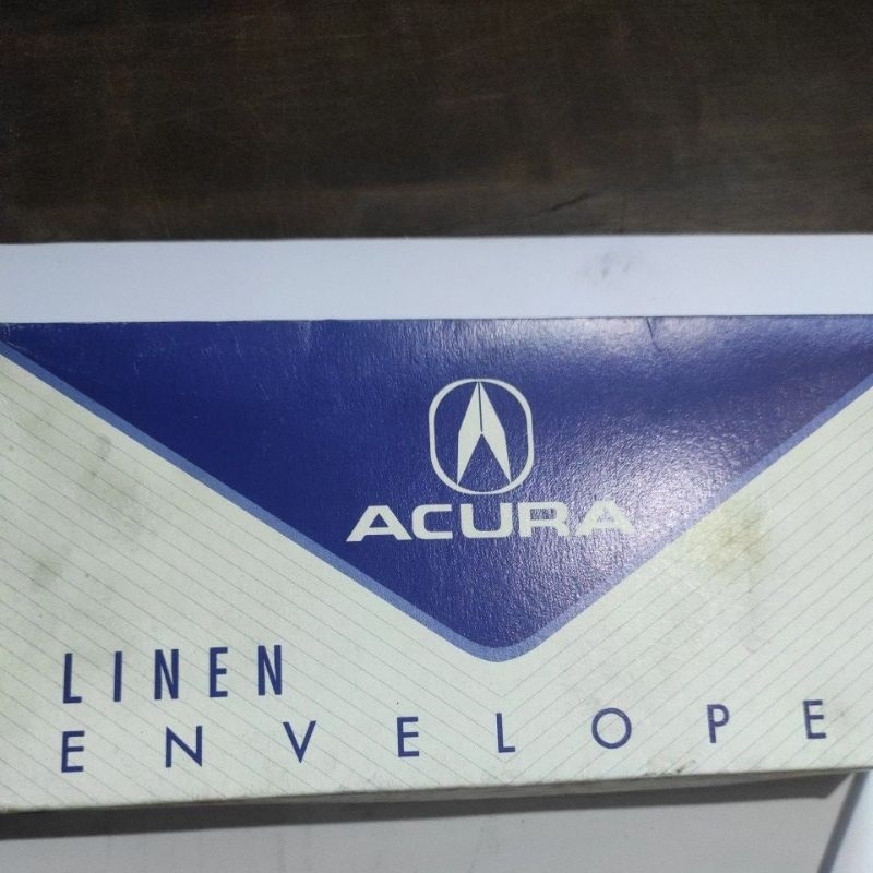 

Amplop linen putih buka atas