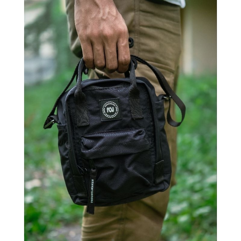 EXCLUSIVE TROUBLEMAKER SLINGBAG - THERION BLACK - TAS SELENDANG
