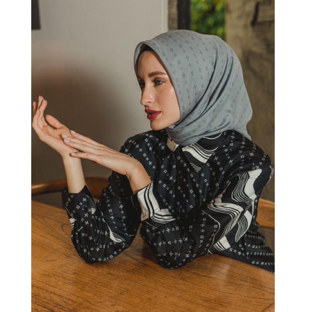 Hidahasan.id - Monogram Stripe - Hijab Segiempat
