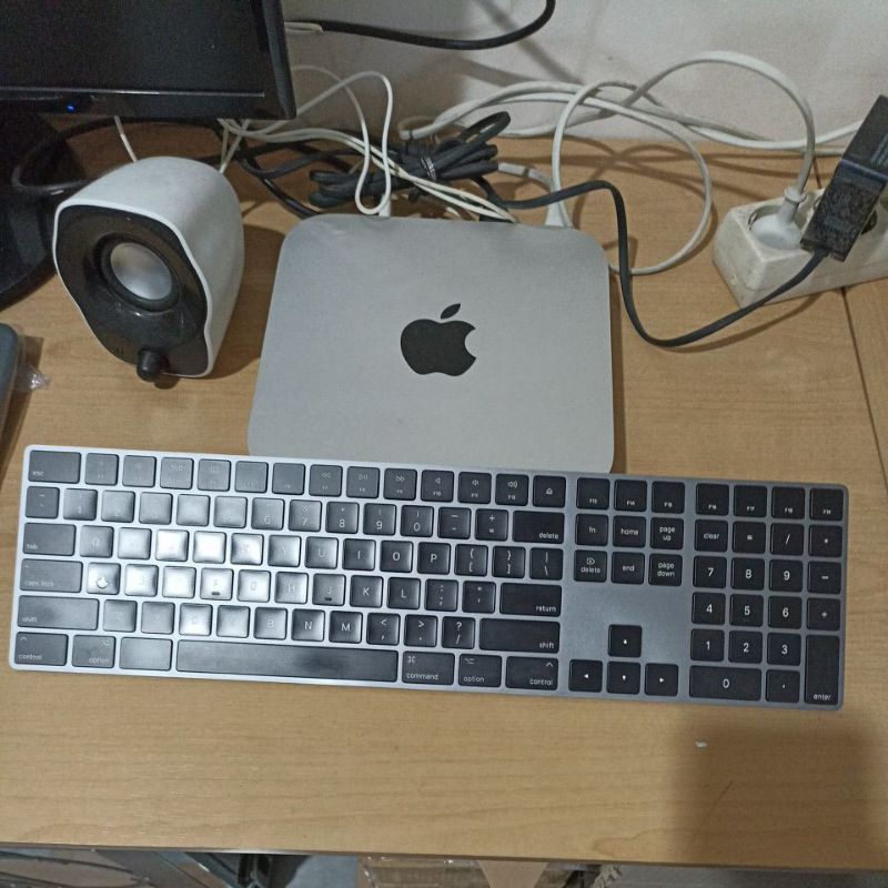 Appl'e Magic Keyboard with Numeric Keypad Black | Second