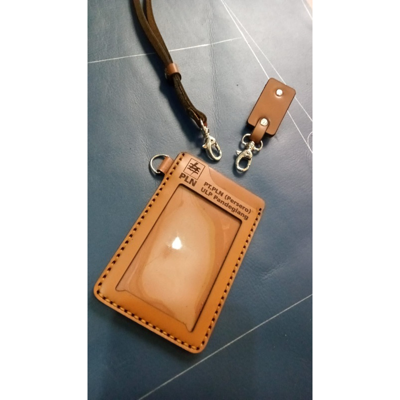 

ID CARD NAMETAG KULIT SAPI ASLI GRAFIR NAMA DAN LOGO PERUSAHAAN CALLENA LEATHER
