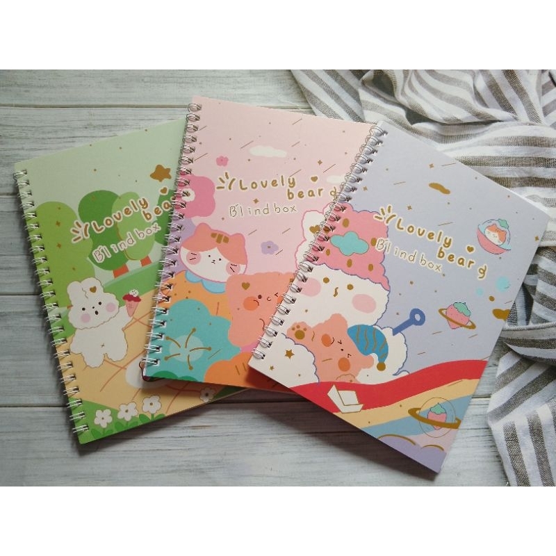 

NOTEBOOK A5 SPIRAL 2565-18 LOVELY BEAR/KERTAS BERGARIS ISI 60LEMBAR