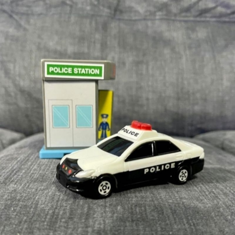 mobil polisi jadul toyota crown tomica diorama pos polisi mcd happy meal miniatur police station toy