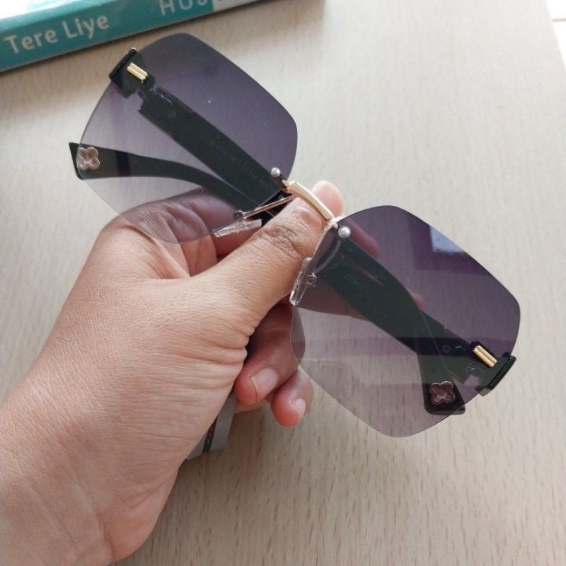 Kaca mata gaya/ kaca mata hitam/ Kaca mata fashion/ kaca mata wanita