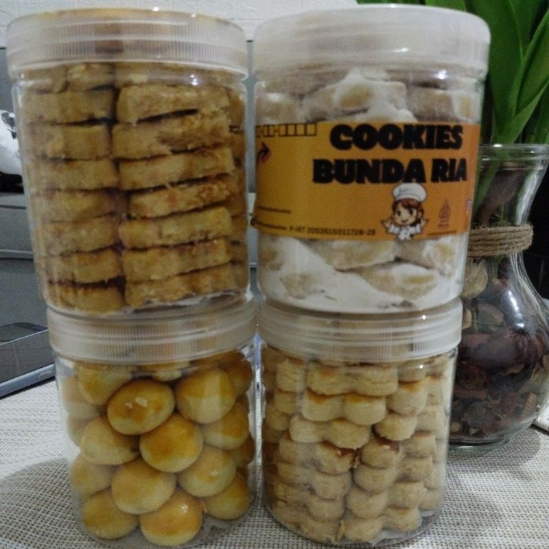 

paket 4 toples. salju ori nastar. kacang. castangel