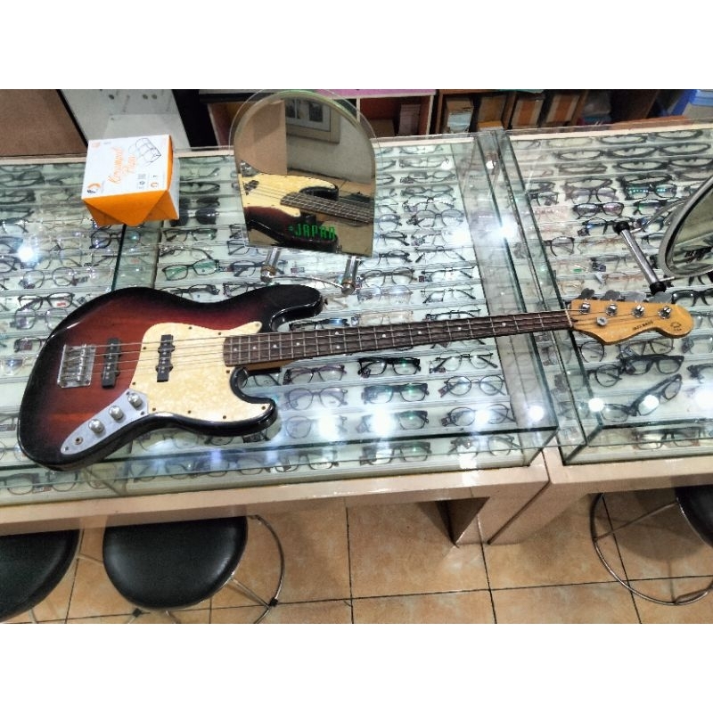 gitar bass / guitar bass jazzOriginal Squier by Fender