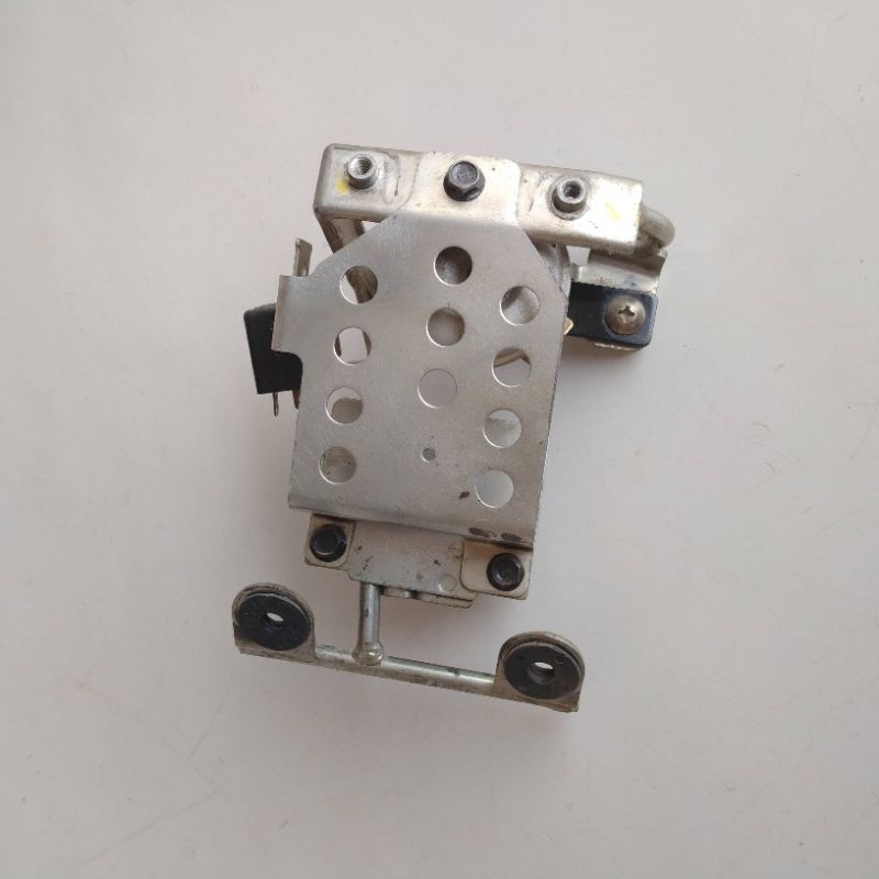 BRAKET DUDUKAN TAMENG DEPAN SKYDRIVE 125 ORIGINAL COPOTAN BRAKET DUDUKAN KLAKSON SKYDRIVE