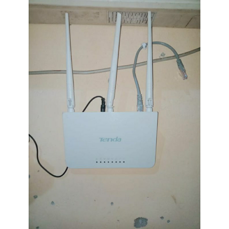 Router tenda f3