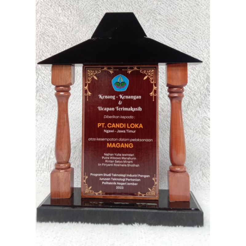 PLAKAT KAYU CUSTOM JOGLO, VANDEL WISUDA,PLAKAT AKRILIK,KADO WISUDA,PENGHARGAAN,PLAKAT SEHARI JADI,PL