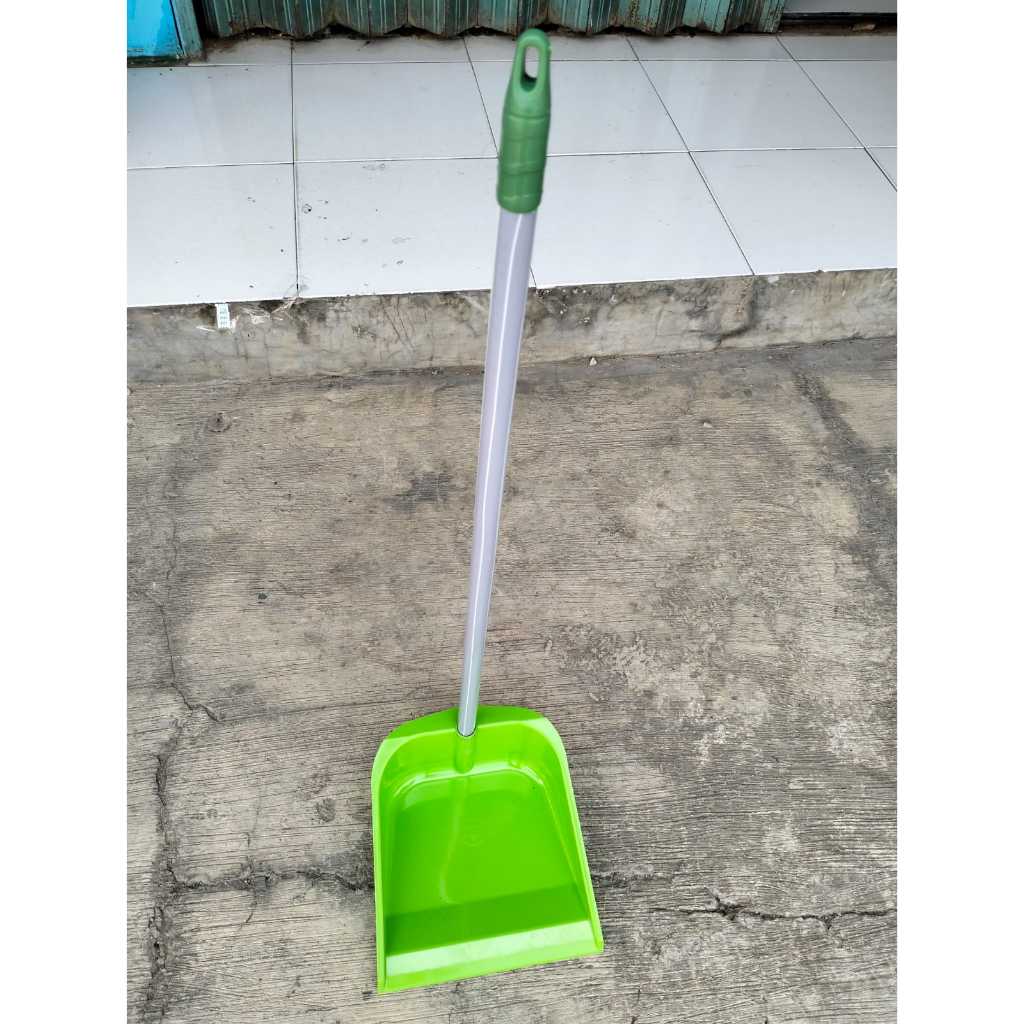 serokan sampah gagang kayu