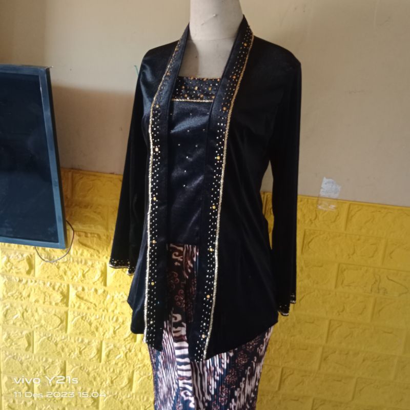 kebaya bludru payet