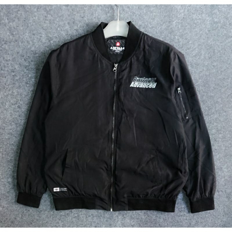 2 Jaket Bomber Airwalk dan Hangten