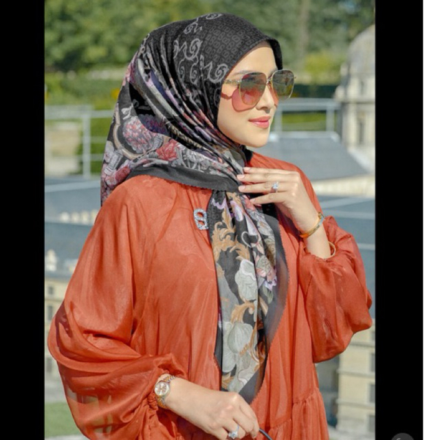 WONDERLAND CAVIAR BU BUTTONSCARVES