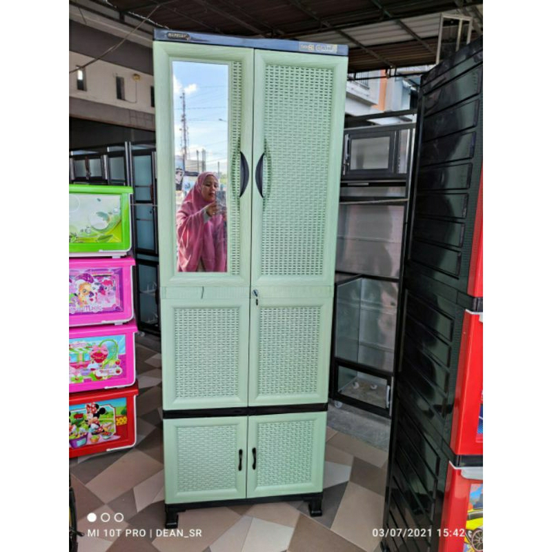 Napolly Tipe : CABRO G81X.3R CKWarna :  ABU, COPAS, dan HIJAU RELAX Ukuran Produk: 65 x 45 x 183 cm 