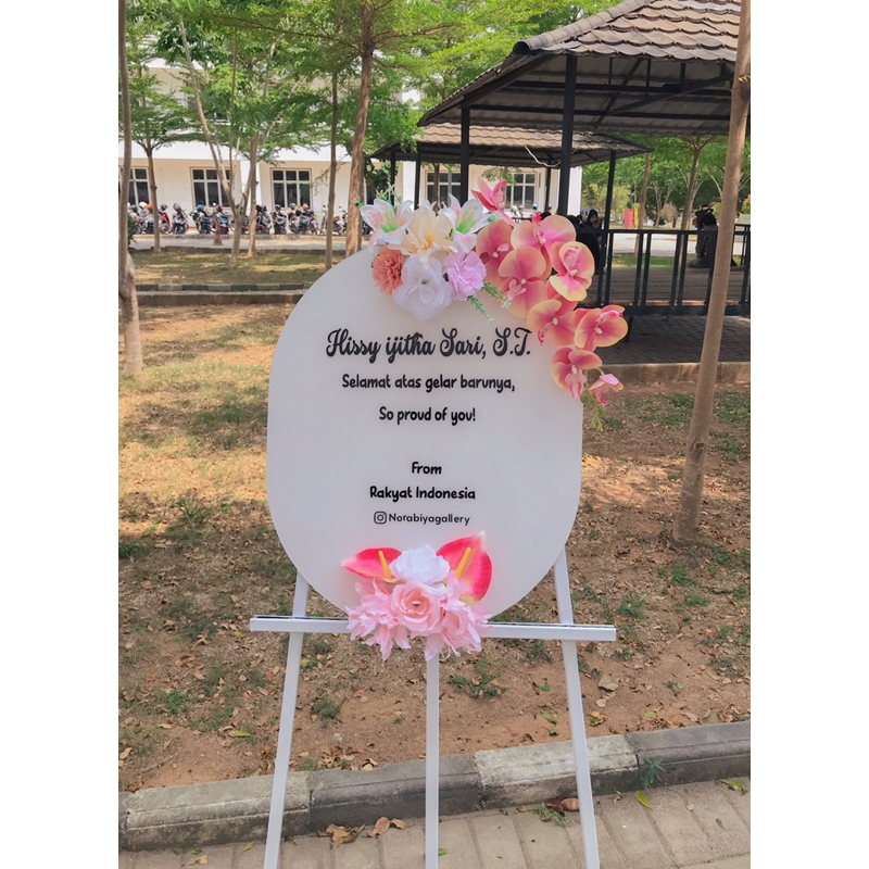 Sewa standing akrilik | acrylic signage | papan ucapan wedding, graduation, sempro, sidang, wisuda
