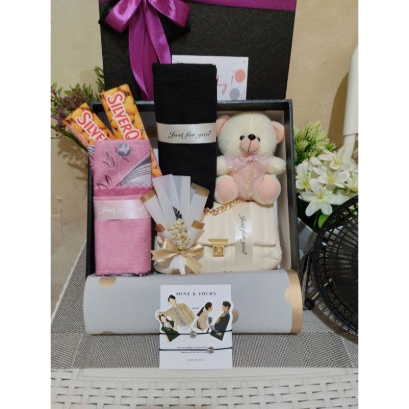

DeCe Hampers Lambang Persahabatan Mine and Yours Hadiah Kasih Sayang
