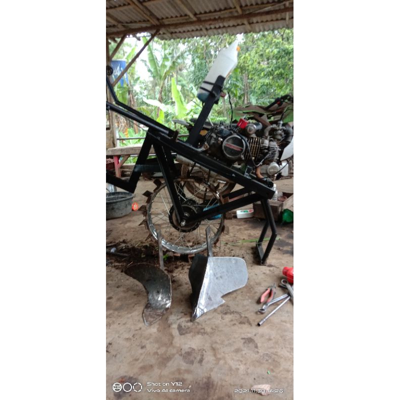 traktor mini rakitan Lumajang untuk tanah t