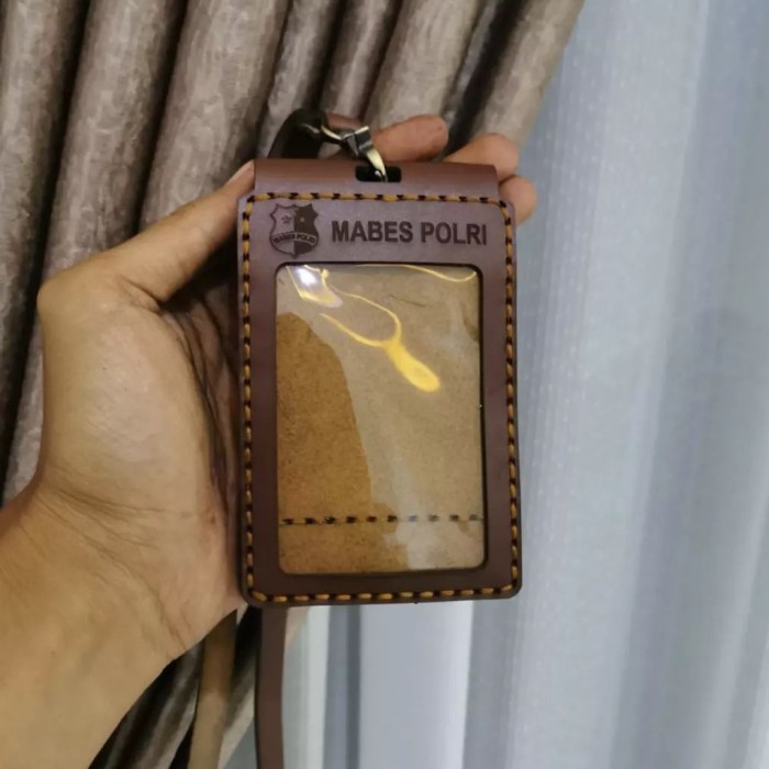 

Name Tag ID Card Holder Kulit Asli Custom, ID Card Kulit Model Flip Lipat Magnet