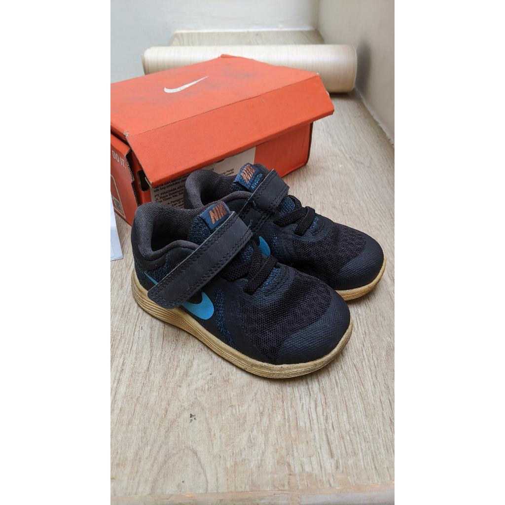 Sepatu Anak Nike Revolution 4
