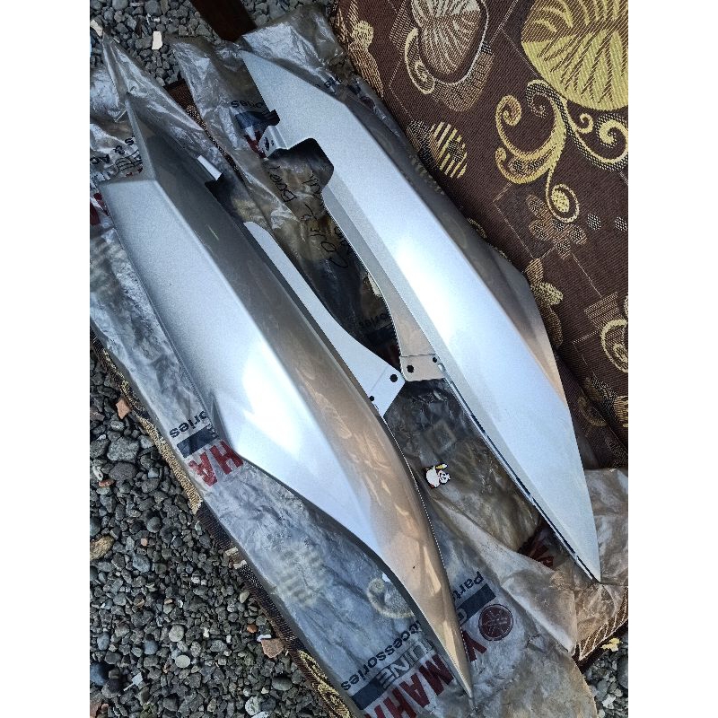 COVER BODY BODI BELAKANG MIO SOUL KARBU SILVER ORIGINAL YAMAHA