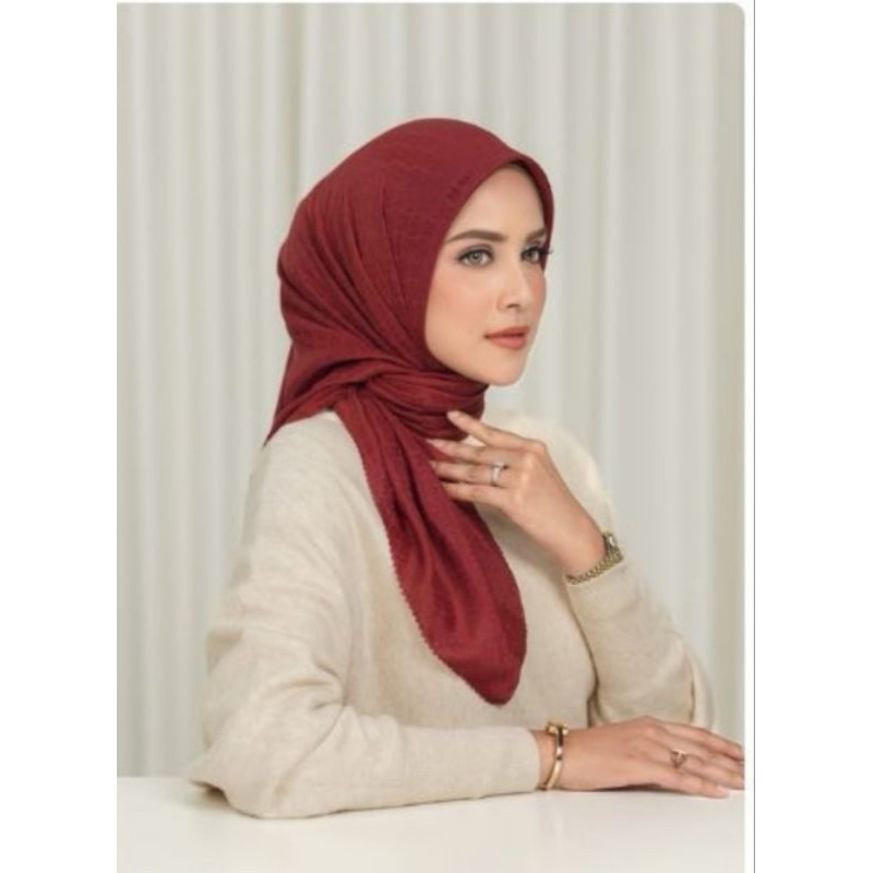 EVERYDAY TAPIS EMBOSSED RUBY BUTTONSCARVES