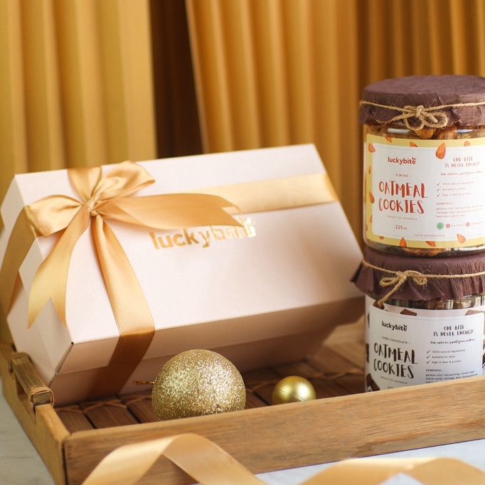

STAR Hampers Gift Box Kado Semi Hardbox Oatmeal Cookies 2 Jar FREE Greeting Card Pita Bubble Wrap LUCKYBITE