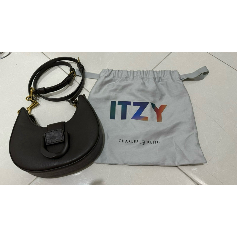 PRELOVED CHARLES & KEITH X ITZY - GABINE BAG