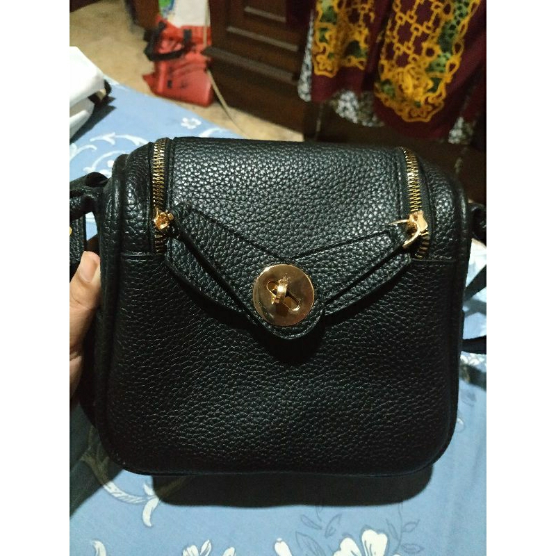 TAS LINDI HITAM MEDIUM