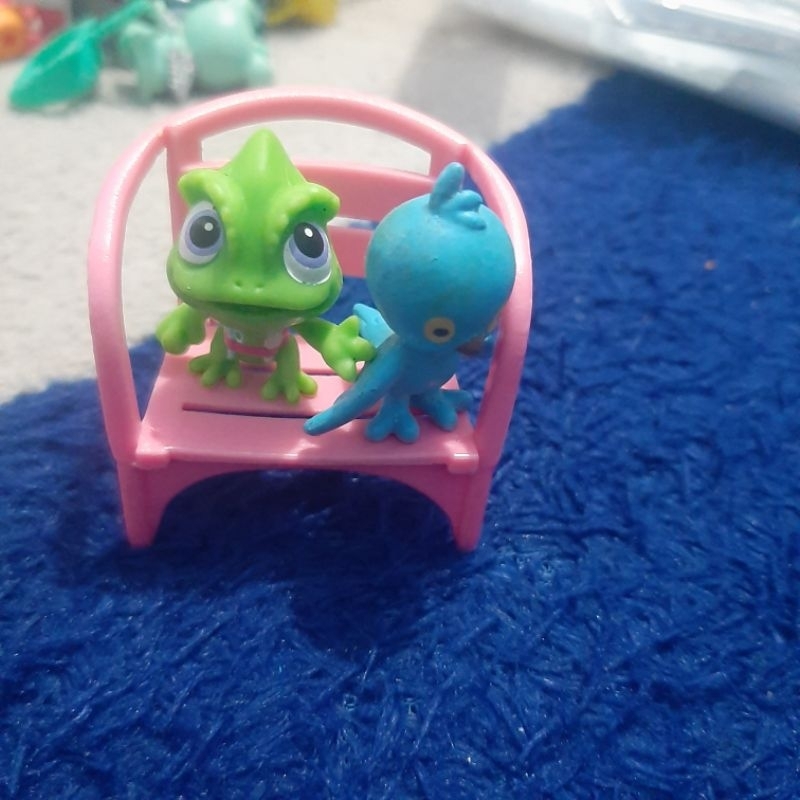 mainan / figure dikoleksi Disney Pascal Rapunzel Tangled Chibi, kursi barbie mini , dan biru