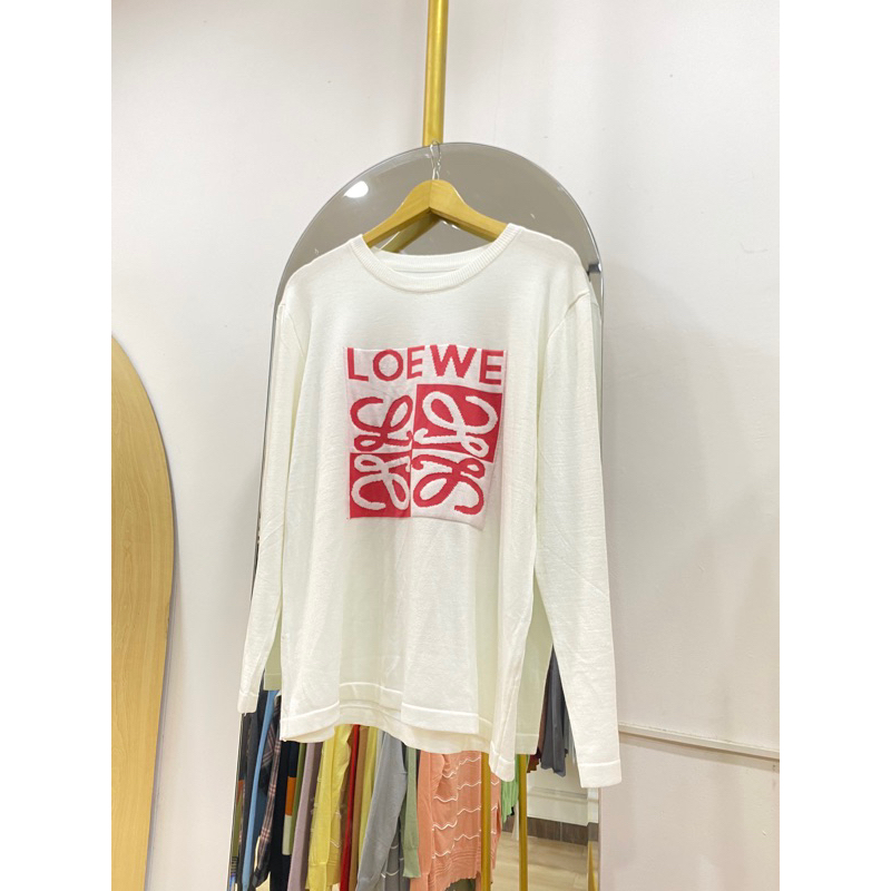 sweater putih loewe