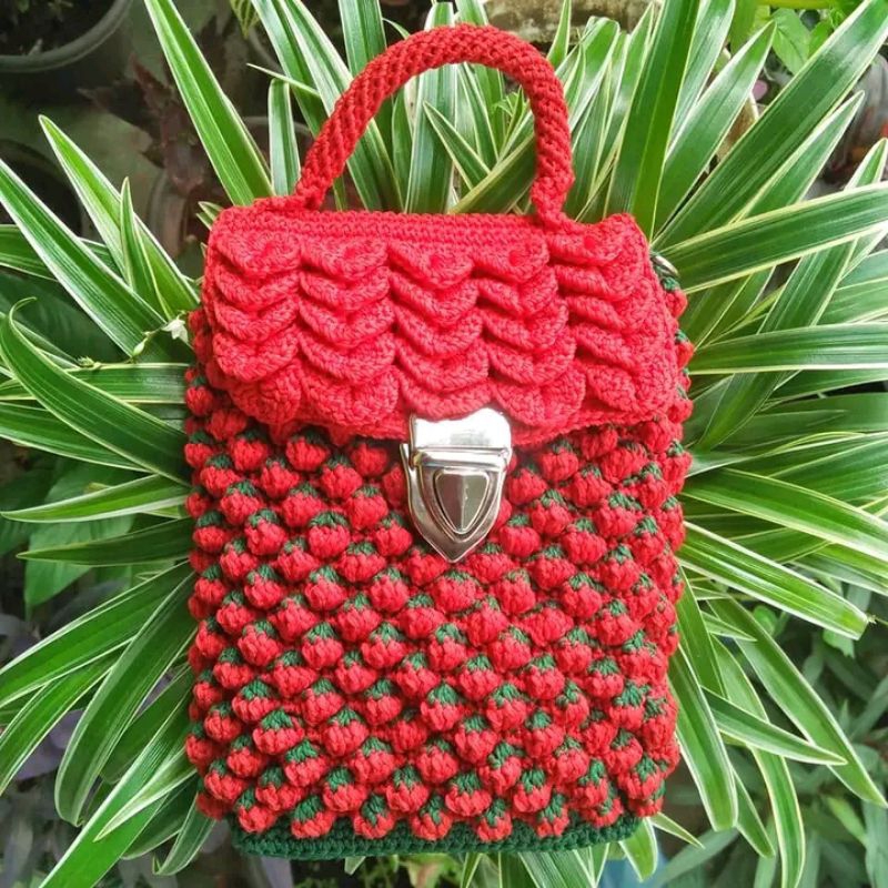 tas rajut strawberry
