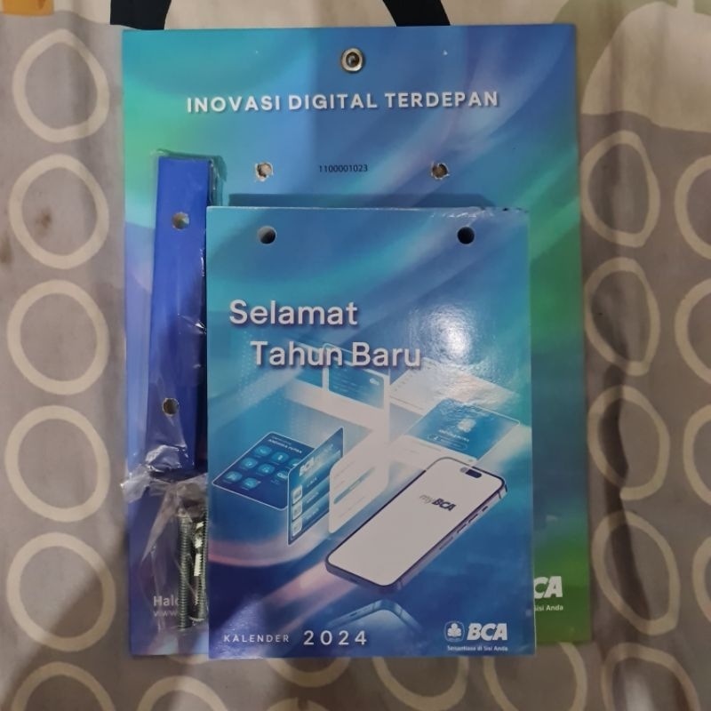 

Kalender Calender Kertas Meja Kantor Komputer Tahun 2024 Bank BCA Ori
