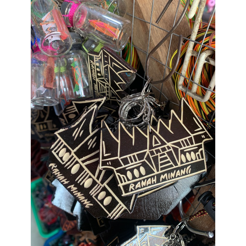 BANUN | 50pcs) SOUVENIR GANTUNGAN KUNCI RUMAH GADANG MINANG RUMAH ADAT MINANG JAM GADANG RUMAH MINAN
