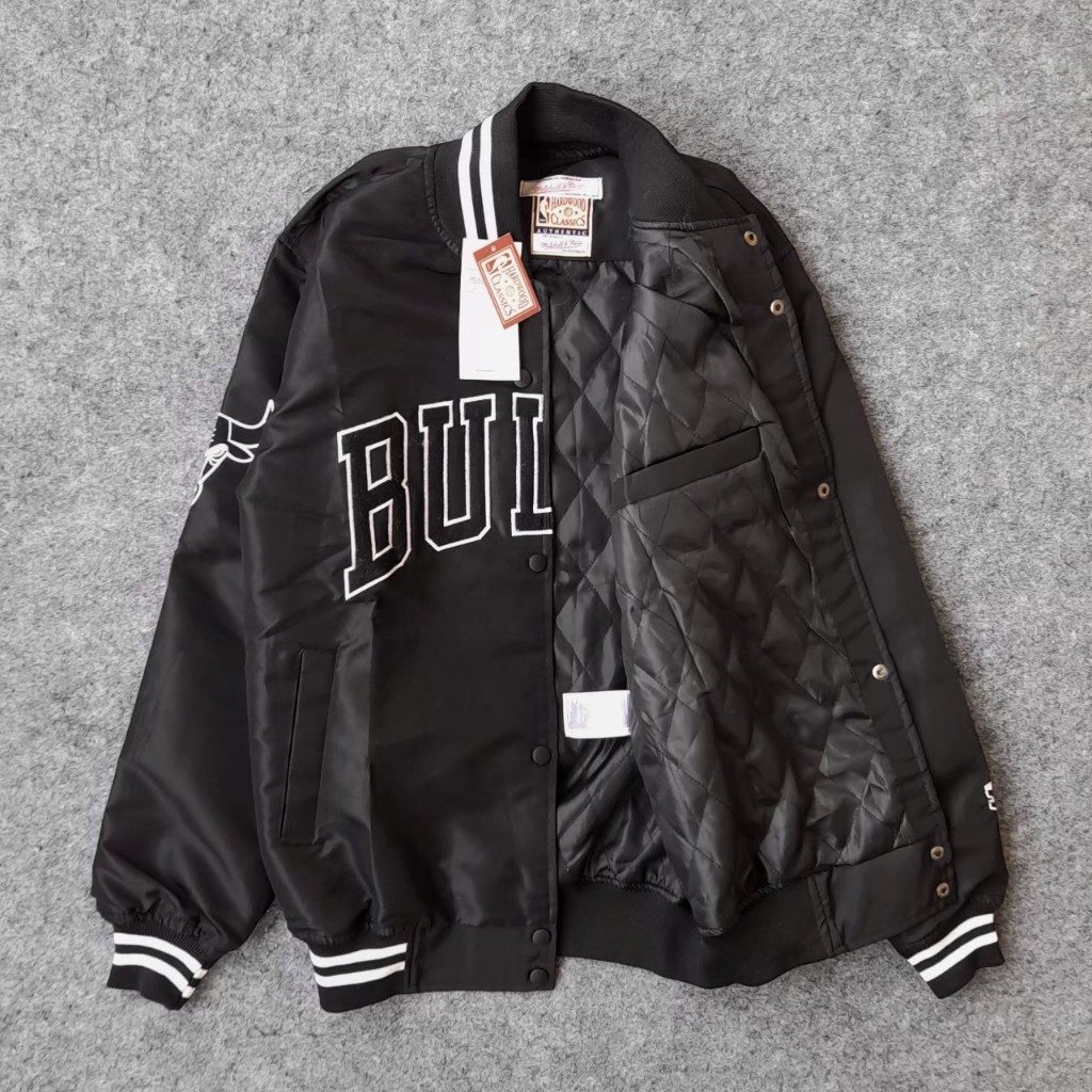 JAKET VARSITY BULLS BLACK PULL TAG PRIA WANITA JAKET BOMBER JAKET VARSITY JAKET BASE BALL STARTER TE