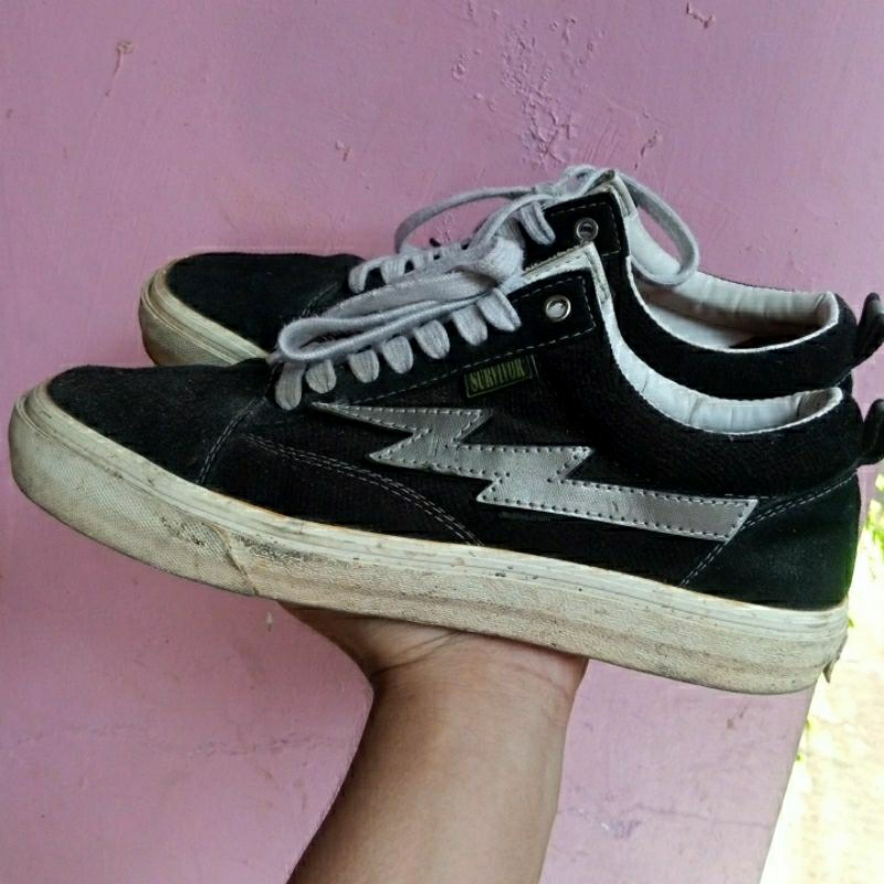 sepatu word division