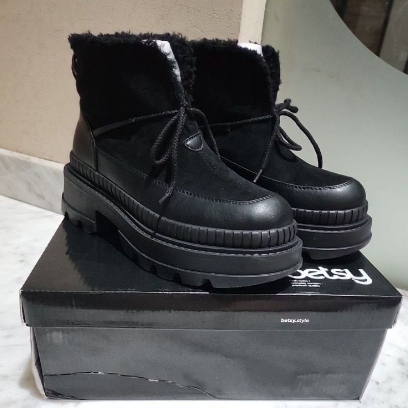 Betsy Snow Ankle Boots Black Preloved Sepatu Boots Wanita Musim Salju