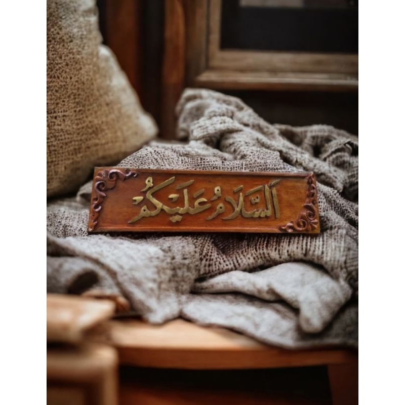 Ukiran kaligrafi Assalamualaikum,cocok untuk didepan pintu